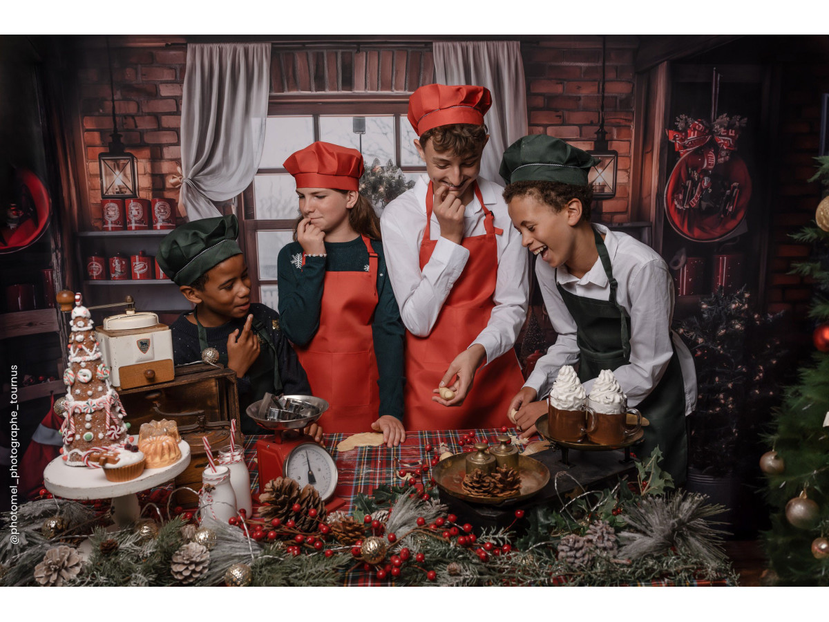 Fondo fotográfico de Navidad Country Kitchen – cocina campestre navideña con cortinas y corona | Colors&Drops