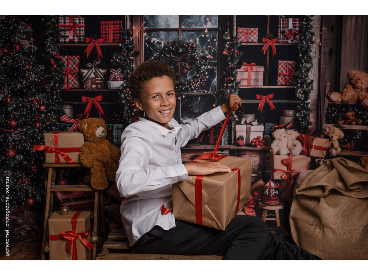 Christmas photo backdrop L'Atelier Cadeau – Christmas gift workshop with teddy bears and sack | Colors&Drops
