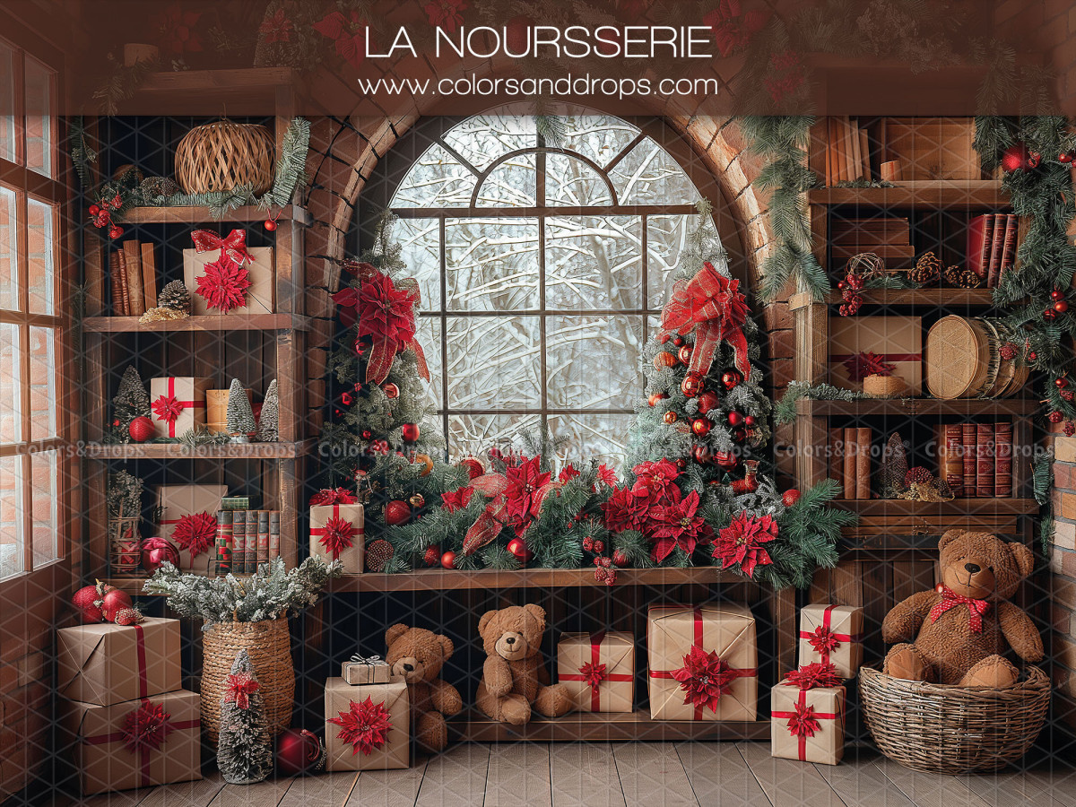 Fondo fotográfico de Navidad La Noursserie – cuarto infantil navideño con ventana arqueada y ositos | Colors&Drops