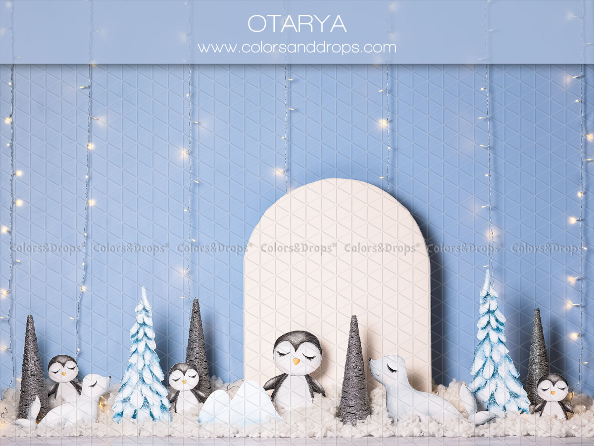 Fond photo bébé et smash cake Otarya – pingouins et sapins devant une arche blanche | Colors&Drops