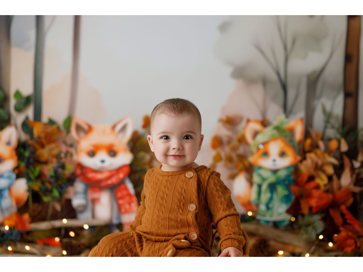 Fond photo bébé et smash cake Renards Woody – renards en écharpe dans une forêt d'automne | Colors&Drops