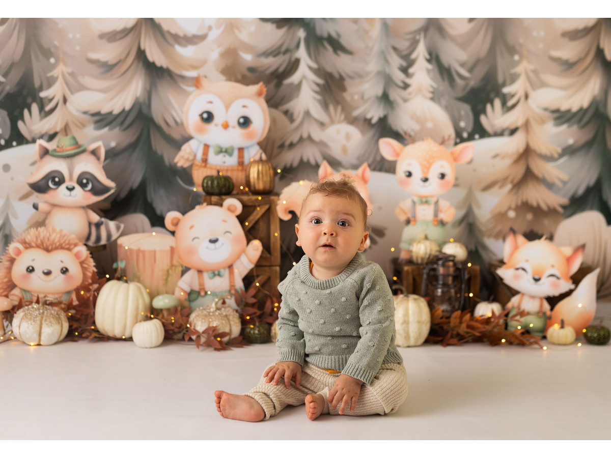 Fondo fotográfico de bebé y smash cake Les Potirons – animales del bosque entre abetos con calabazas | Colors&Drops