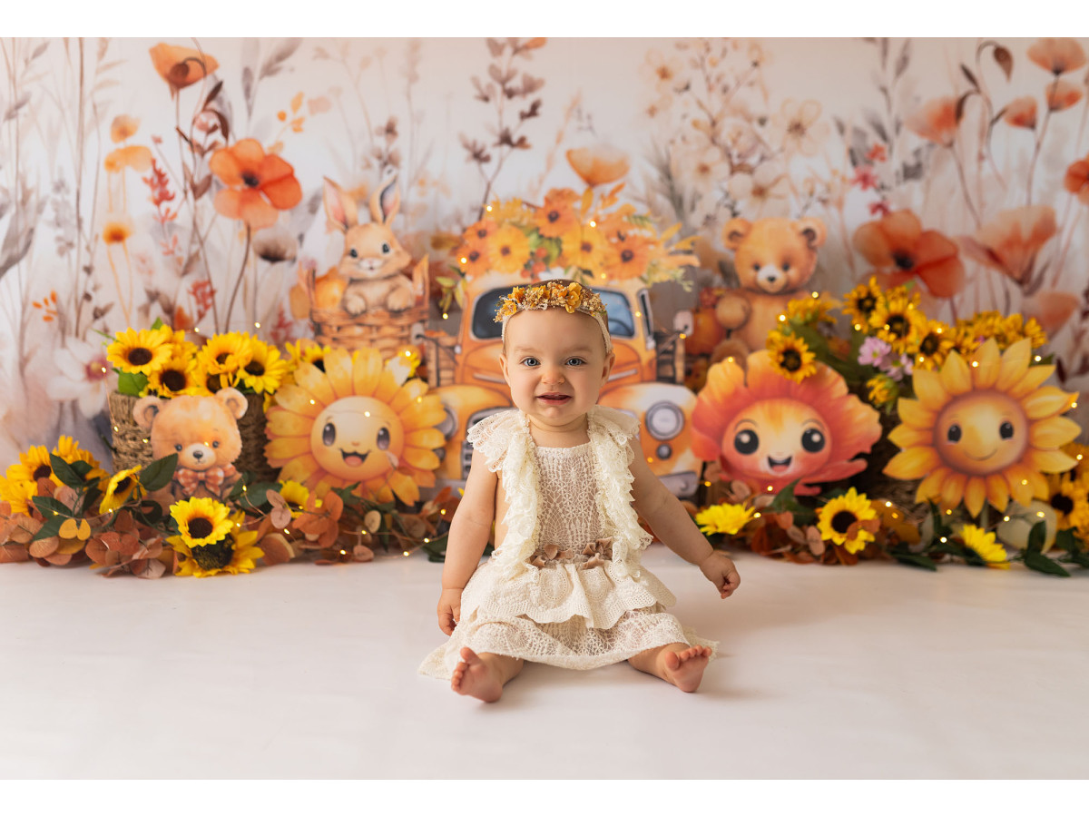 Fond photo bébé et smash cake Trucky Pipas – voiture jaune avec tournesols et fleurs sauvages | Colors&Drops