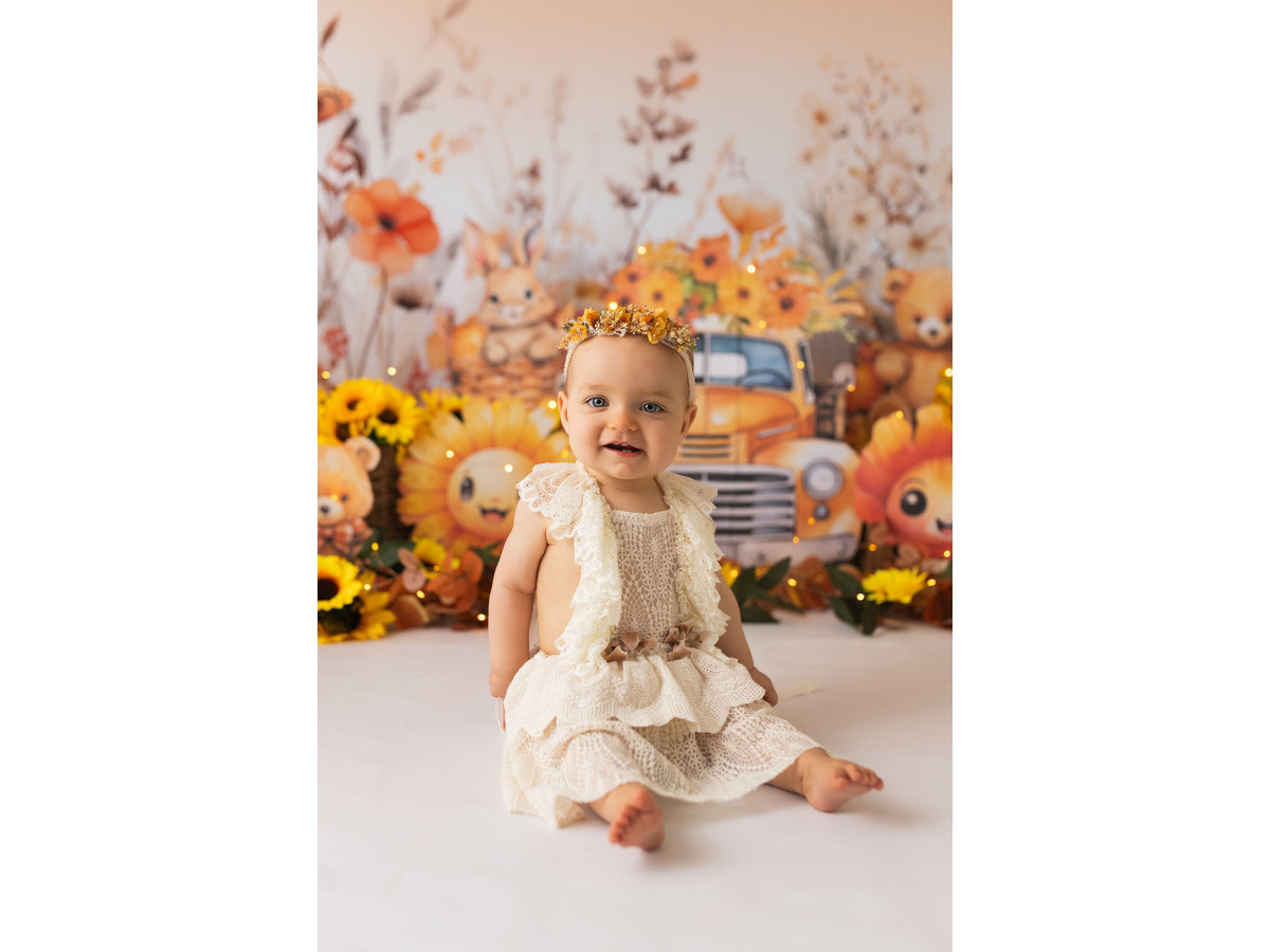 Fond photo bébé et smash cake Trucky Pipas – voiture jaune avec tournesols et fleurs sauvages | Colors&Drops
