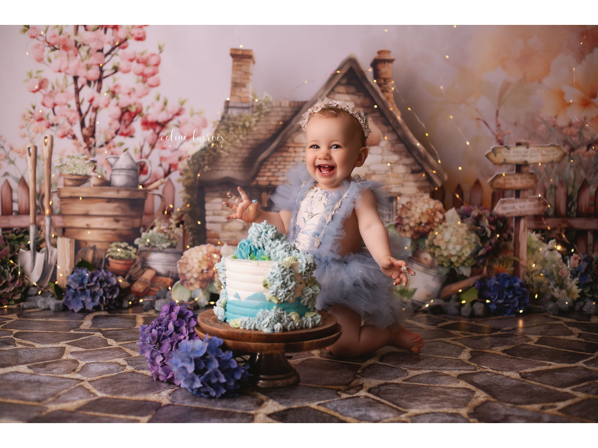 Fondo fotográfico de bebé y smash cake Maison D'Automne – casa de piedra otoñal con árbol en flor | Colors&Drops
