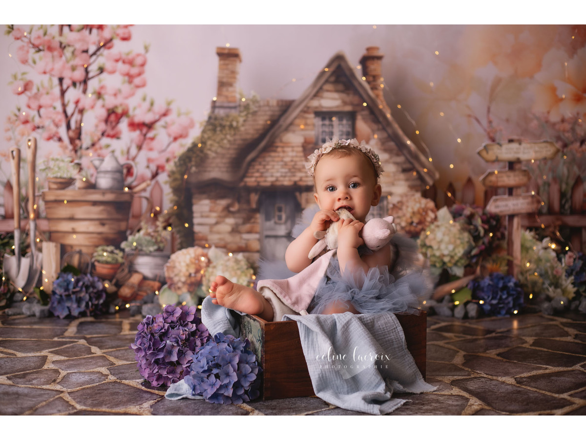 Fondo fotográfico de bebé y smash cake Maison D'Automne – casa de piedra otoñal con árbol en flor | Colors&Drops