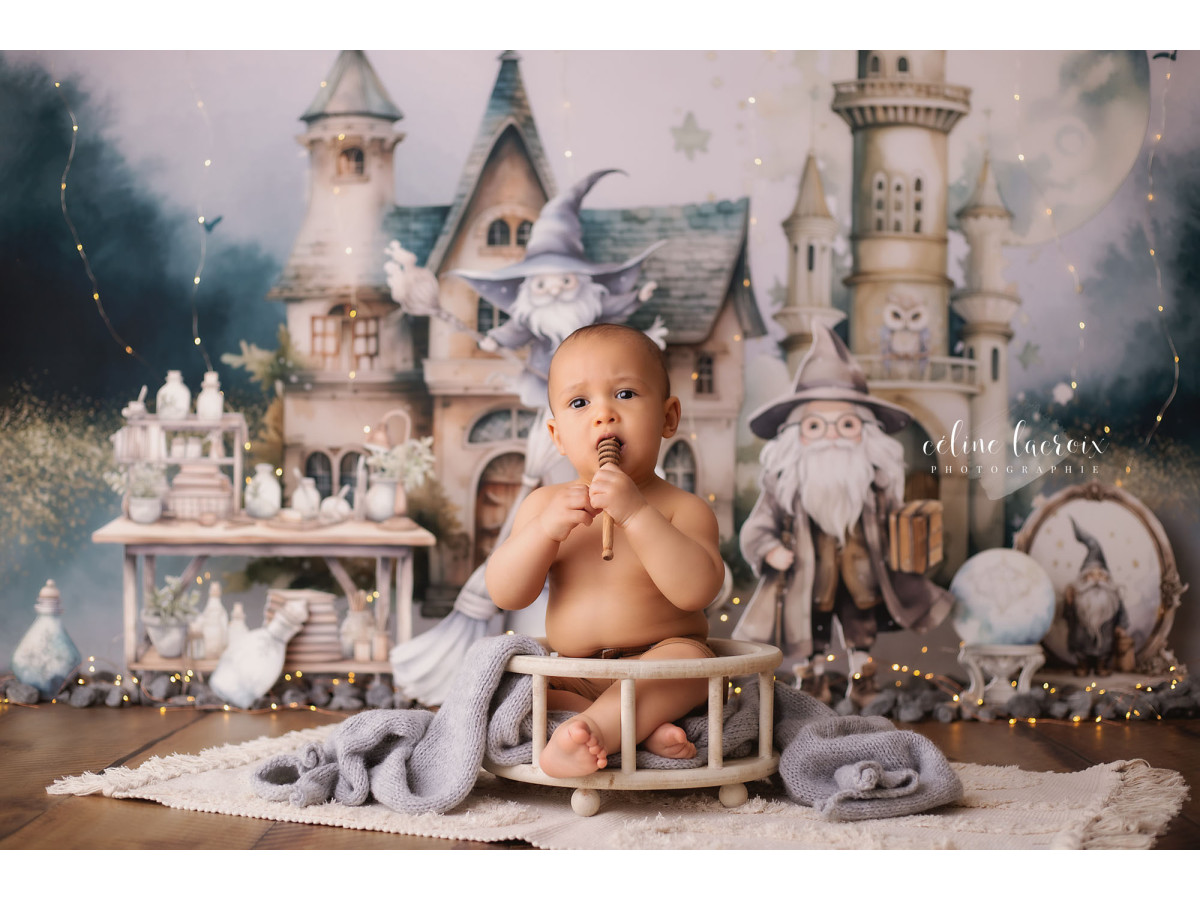 Fond photo bébé et smash cake Le Sorcier – château de sorcier avec potions et lanternes | Colors&Drops
