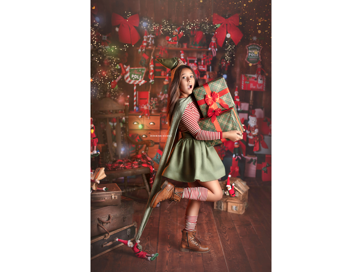 Fond photo de Noël L'Atelier des Lutins Farceurs – atelier des lutins avec commode, sapin et cadeaux | Colors&Drops