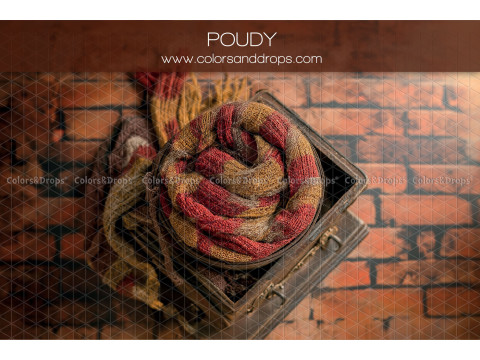 Fond photo nouveau-né Poudy – caisse en bois avec plaid tricoté sur mur en brique | Colors&Drops