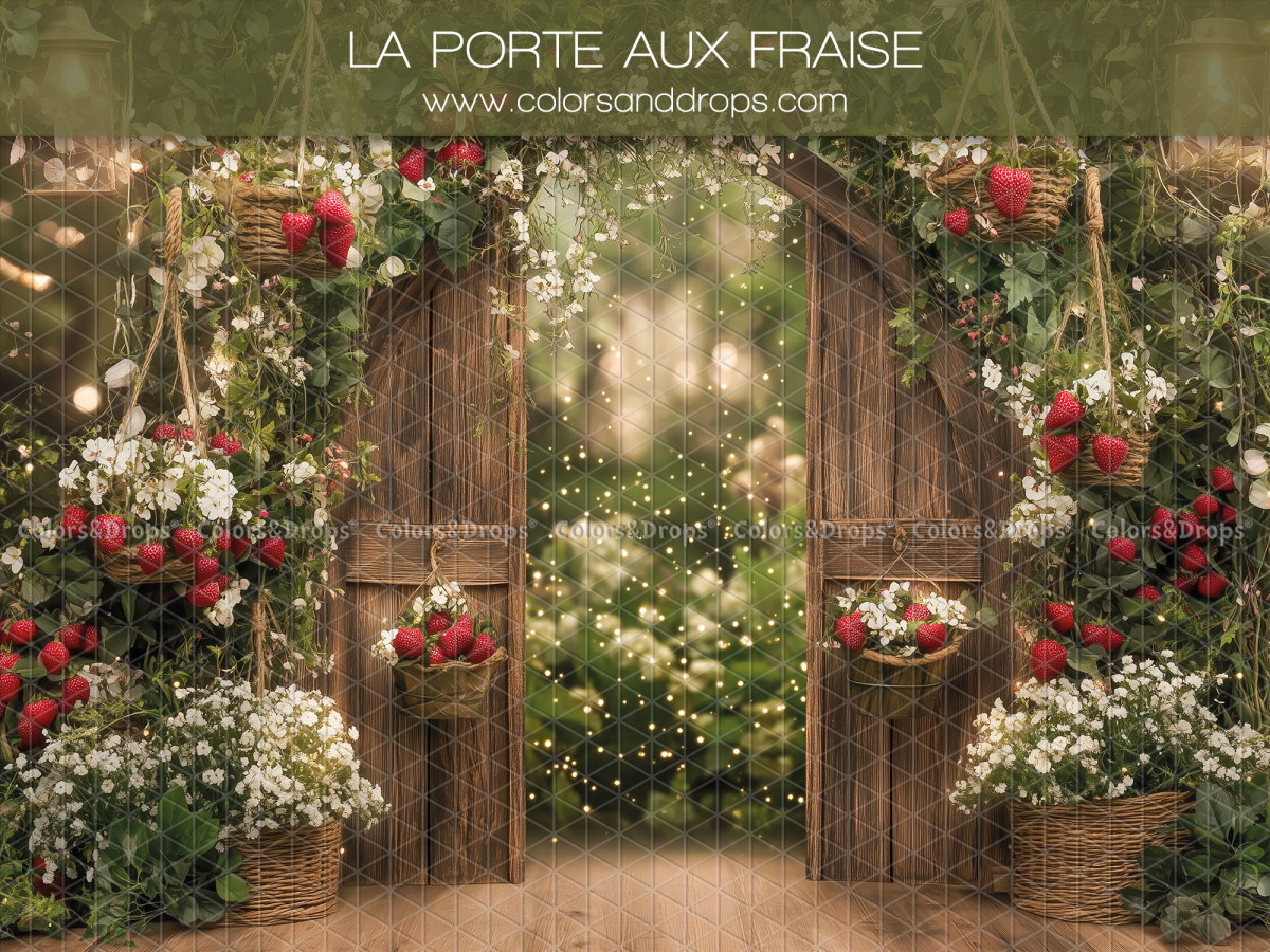 Fond photo La Porte aux Fraises – porte en bois ouverte avec fraisiers et fleurs | Colors&Drops