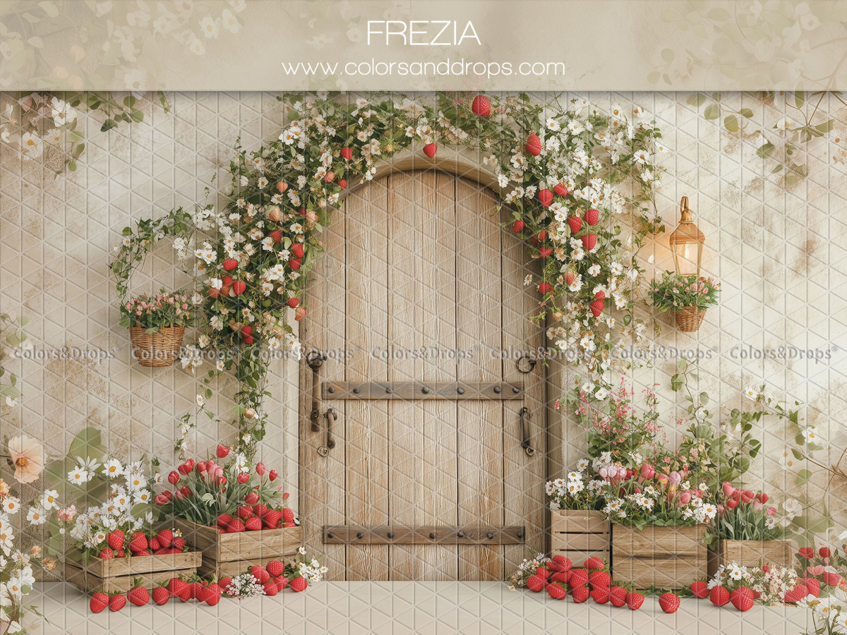 Fondo fotográfico floral Frezia – puerta de madera con arco de rosas y fresas | Colors&Drops