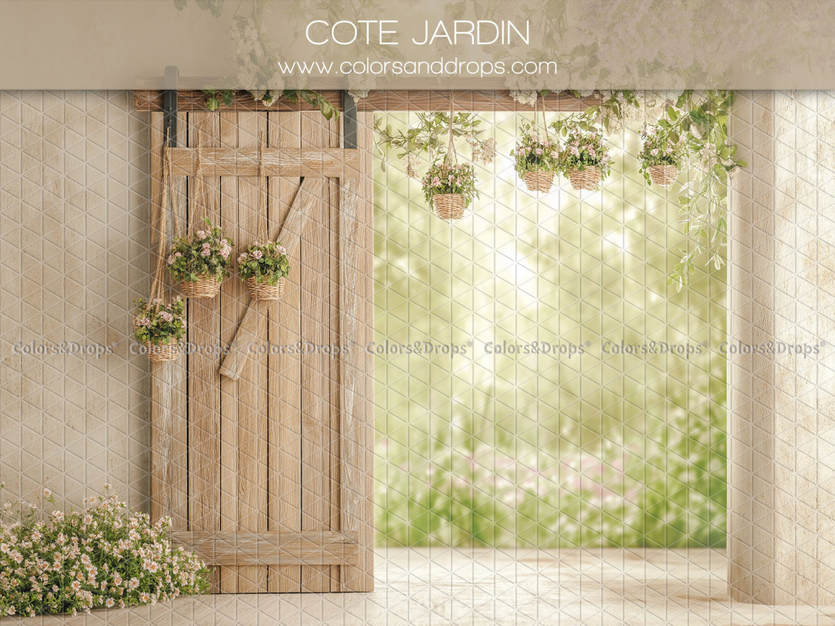Fond photo fleuri Cote Jardin – porte de grange ouverte sur un jardin verdoyant | Colors&Drops