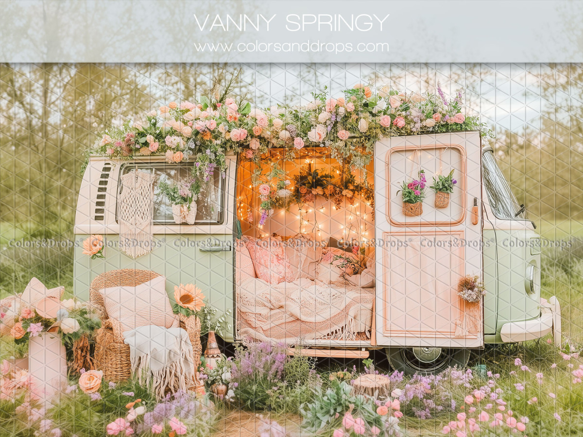 Fond photo fleuri Vanny Springy – van vintage aménagé avec fleurs roses dans un pré | Colors&Drops