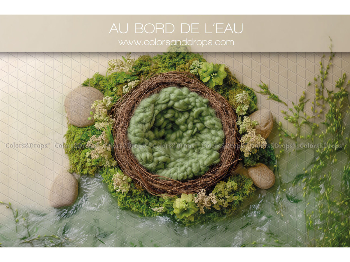 Fondo fotográfico de recién nacido Au Bord de L'Eau – nido de mimbre con musgo junto al agua | Colors&Drops