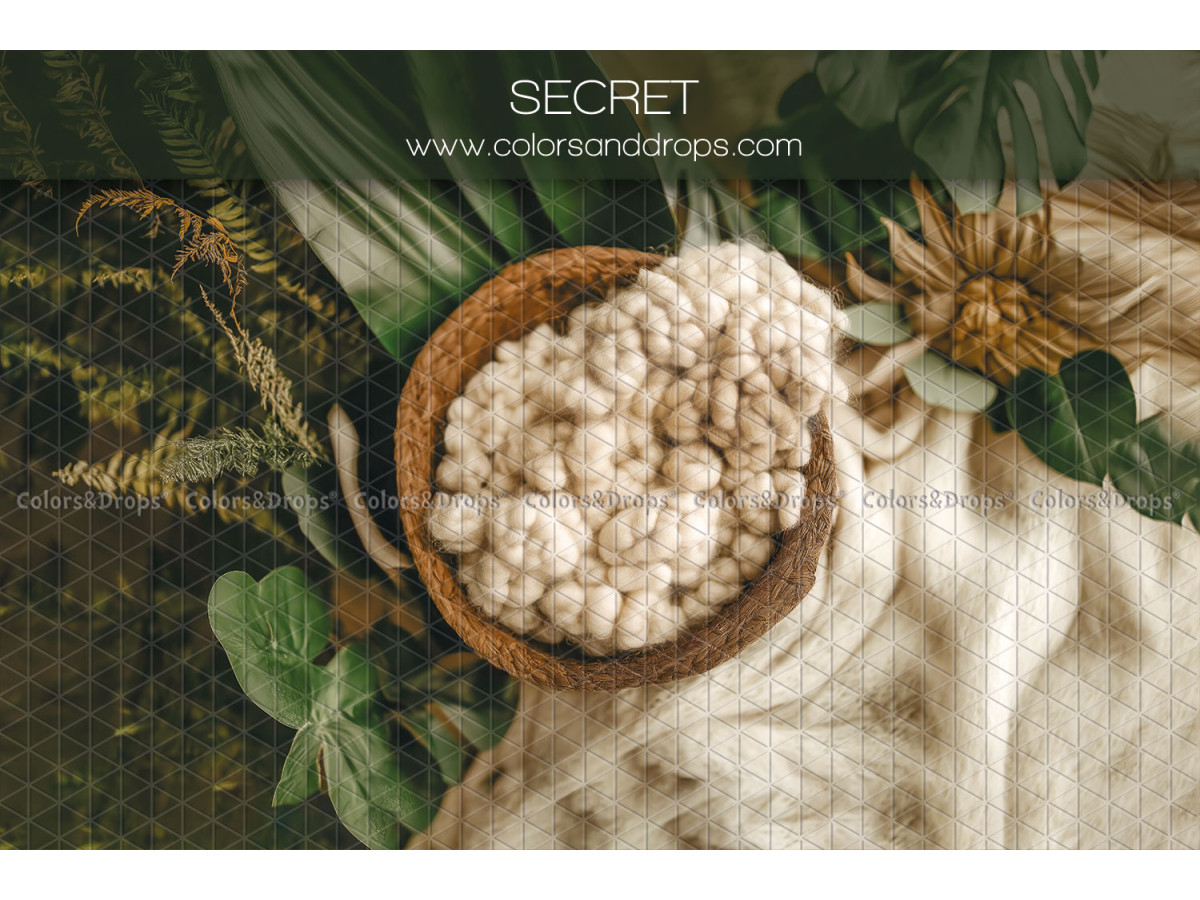 Newborn photo backdrop Secret – wicker basket with wool and tropical foliage | Colors&Drops