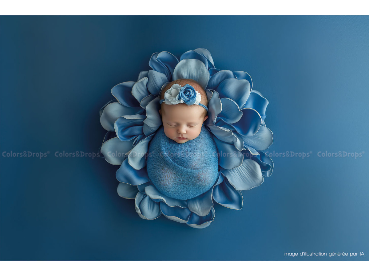 Fond photo nouveau-né Alba – grande fleur bleue en relief sur fond bleu | Colors&Drops