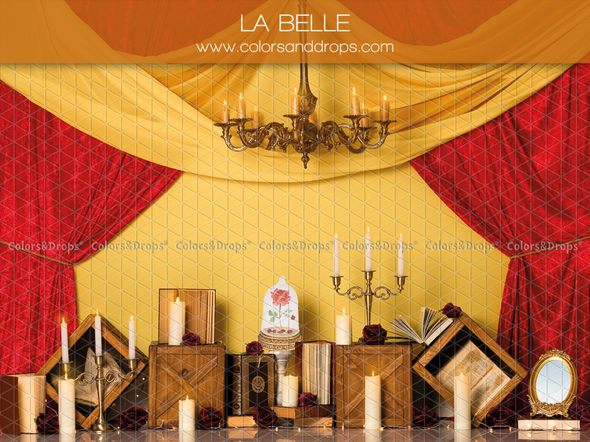 Fond photo bébé et smash cake La Belle – scène de théâtre avec rideaux rouges et chandeliers | Colors&Drops