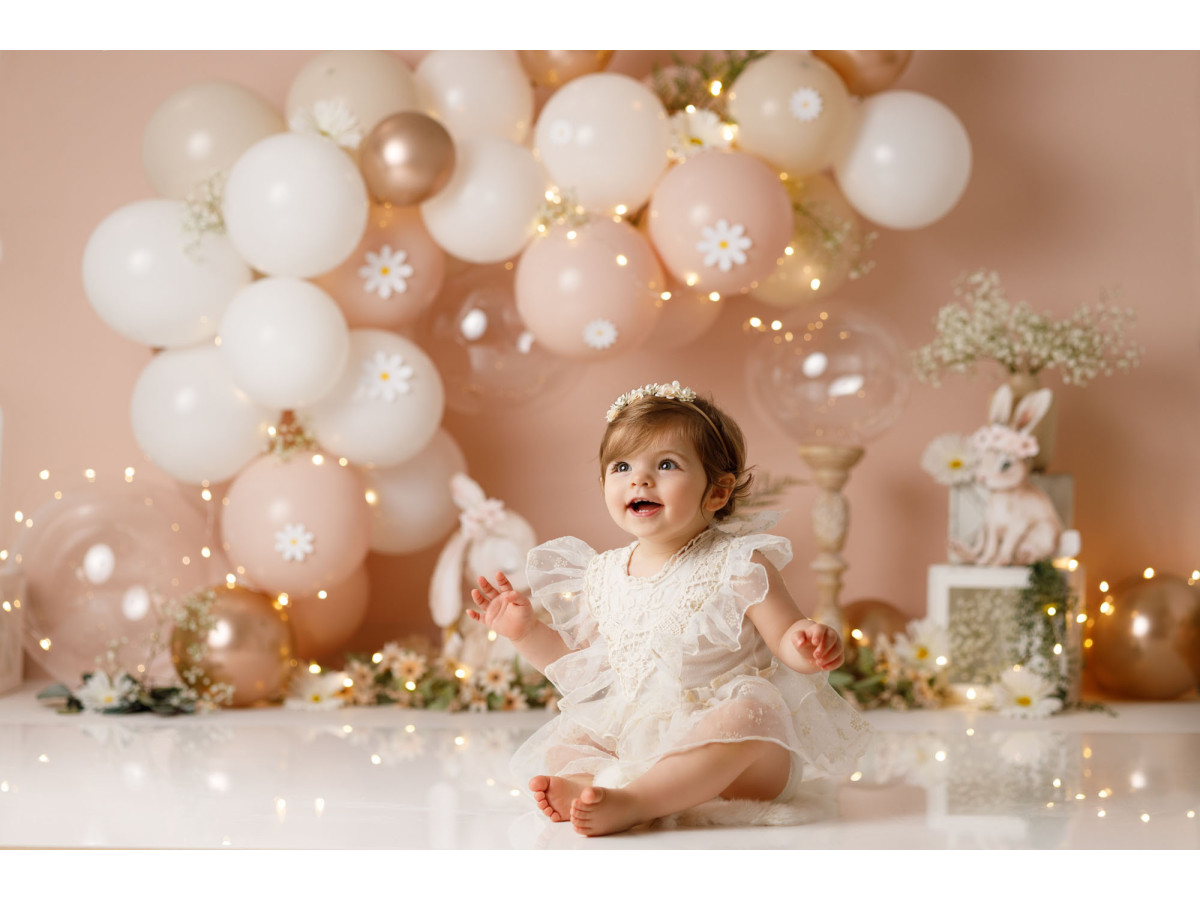 Baby & cake smash photo backdrop Lapins Springy – peach and gold balloons with bunnies | Colors&Drops