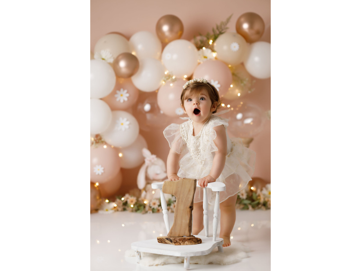 Fond photo bébé et smash cake Lapins Springy – ballons pêche et dorés avec lapins | Colors&Drops