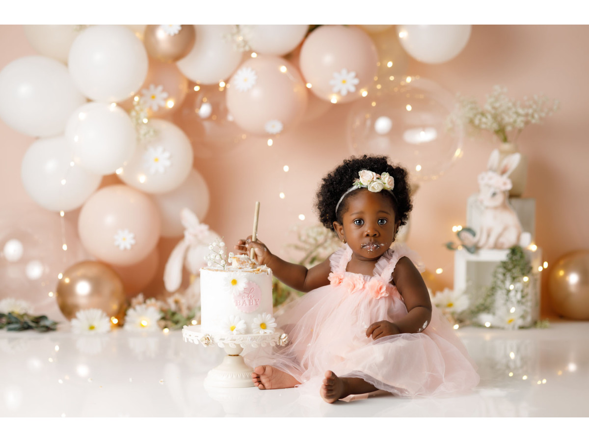 Fond photo bébé et smash cake Lapins Springy – ballons pêche et dorés avec lapins | Colors&Drops