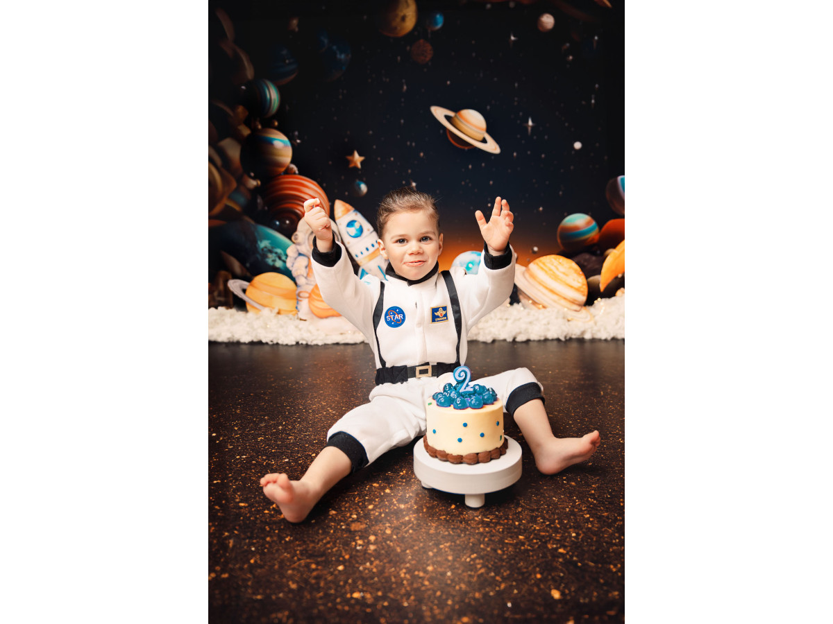 Fondo fotográfico de bebé y smash cake Astroboy – astronauta y cohetes entre los planetas | Colors&Drops