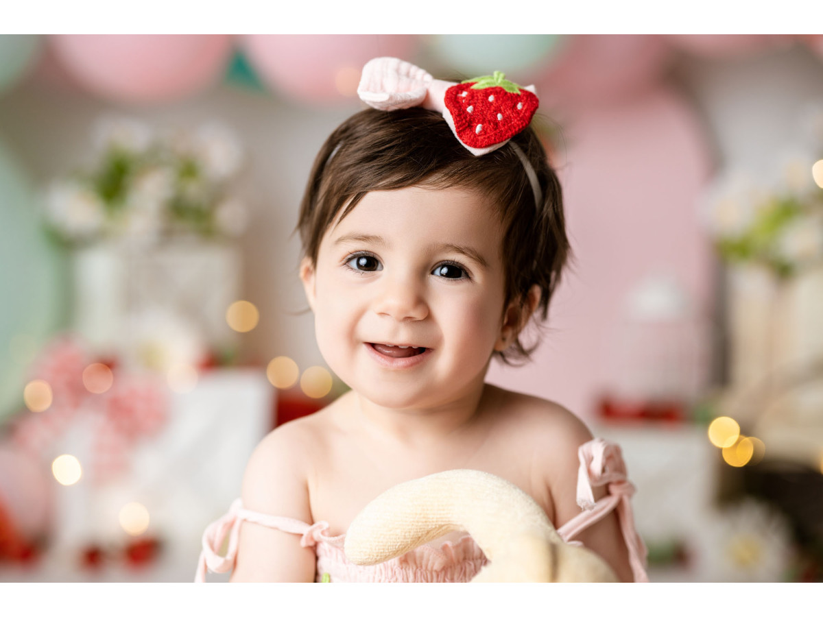 Fondo fotográfico de bebé y smash cake Straw – globos rosas y azules con fresas gigantes | Colors&Drops
