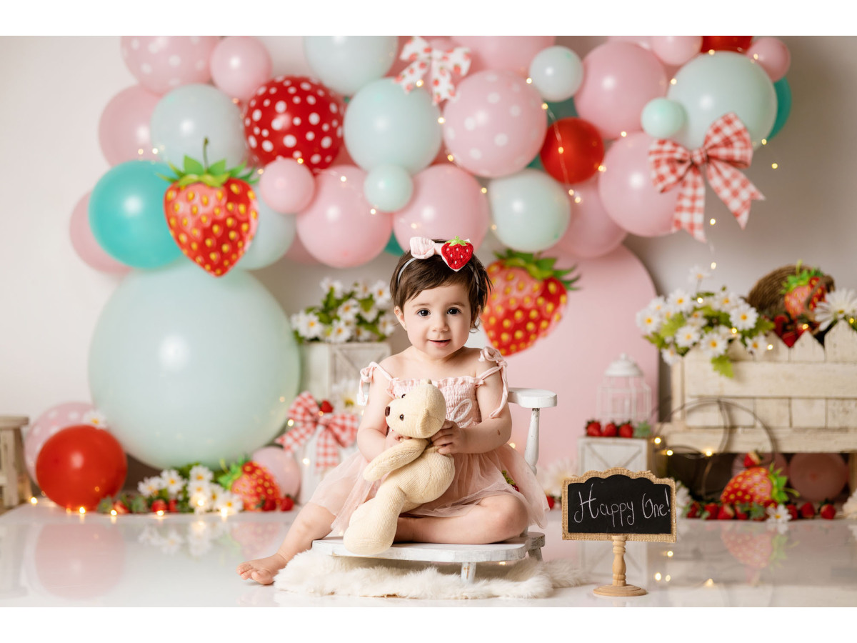 Fondo fotográfico de bebé y smash cake Straw – globos rosas y azules con fresas gigantes | Colors&Drops