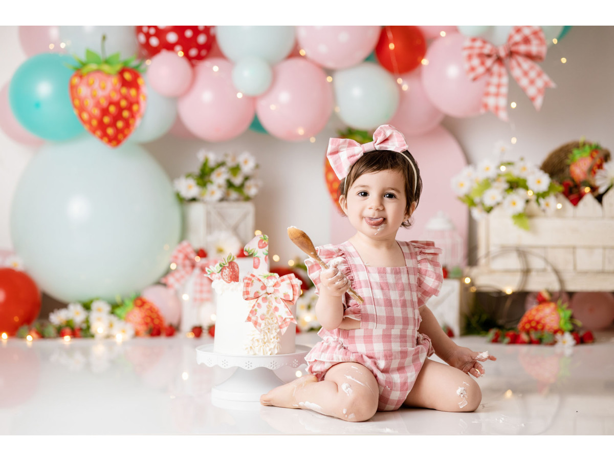 Fondo fotográfico de bebé y smash cake Straw – globos rosas y azules con fresas gigantes | Colors&Drops