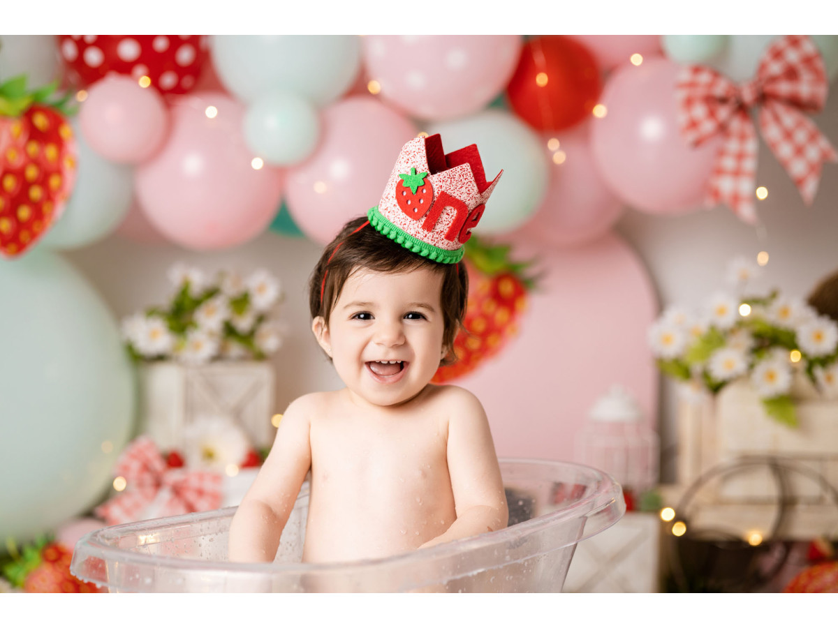 Fondo fotográfico de bebé y smash cake Straw – globos rosas y azules con fresas gigantes | Colors&Drops