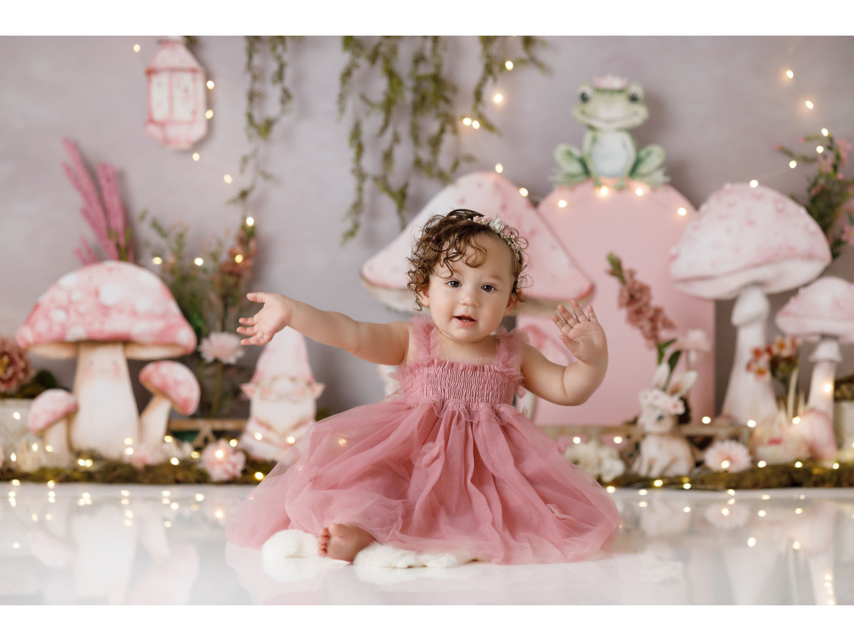 Fond photo bébé et smash cake Enchantee – champignons roses en forêt avec lianes et grenouille | Colors&Drops
