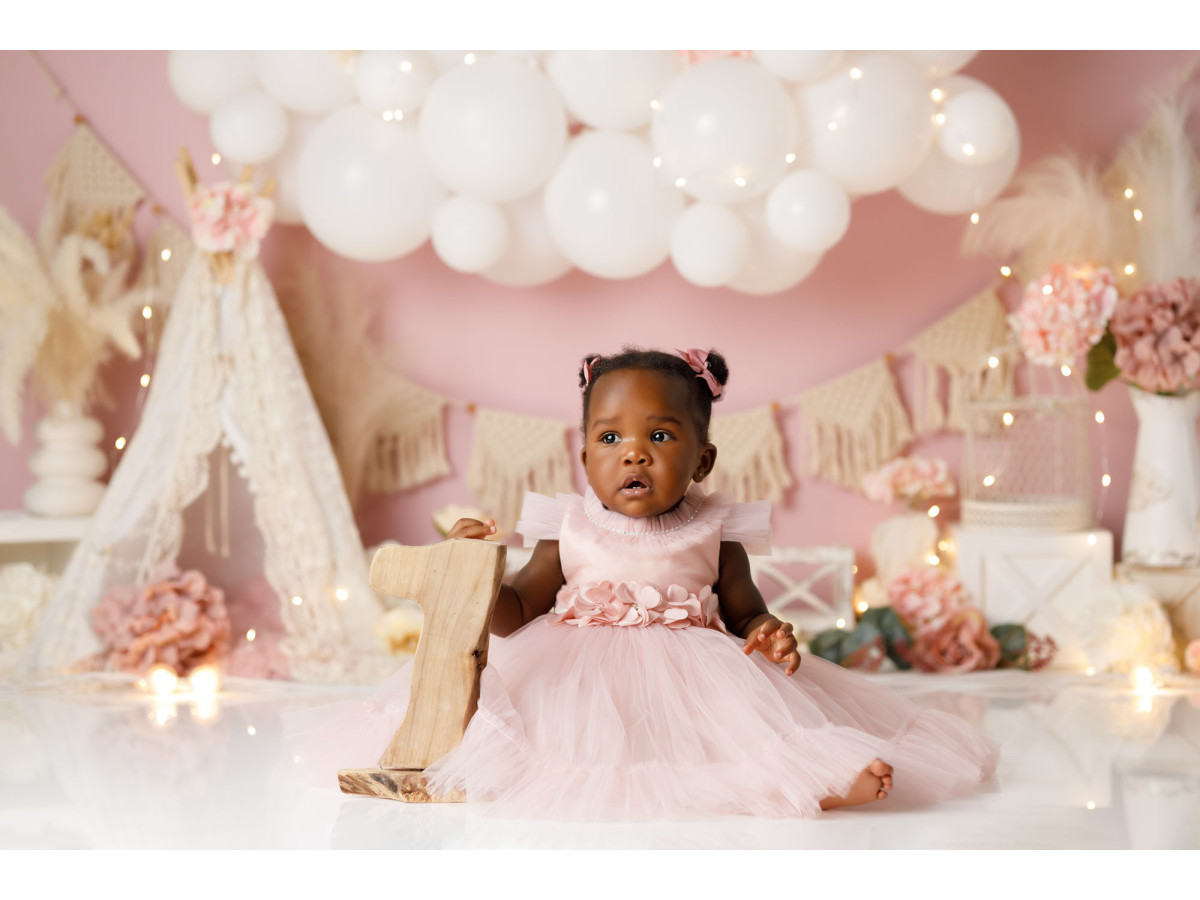 Fond photo bébé et smash cake Bamia – tipi et nuage de ballons blancs sur fond rose | Colors&Drops