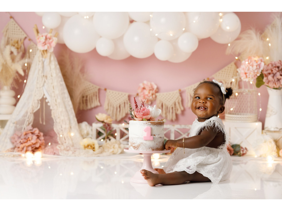 Fond photo bébé et smash cake Bamia – tipi et nuage de ballons blancs sur fond rose | Colors&Drops