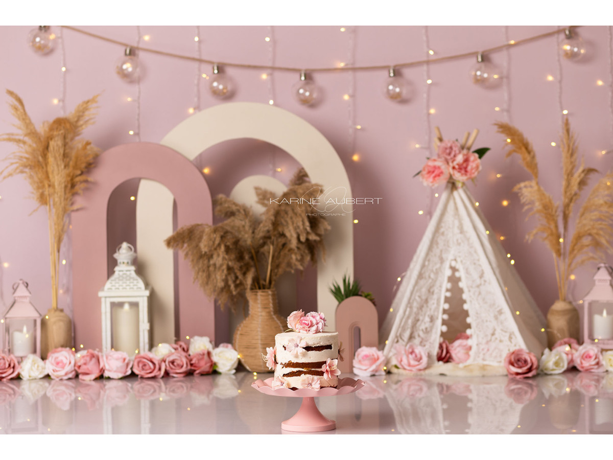 Fond photo bébé et smash cake La Boheme – arches bohème roses avec tipi et pampa | Colors&Drops