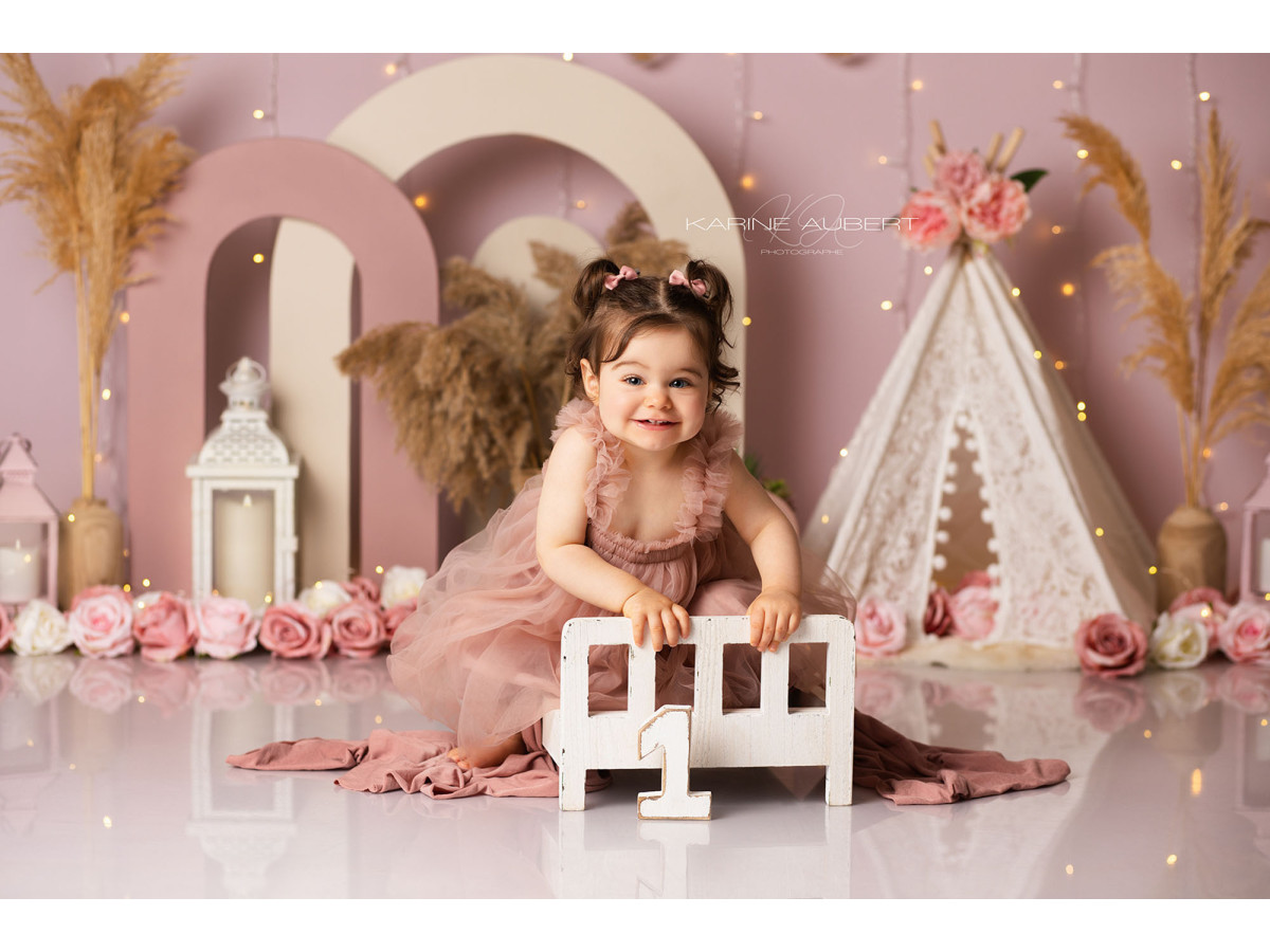 Fondo fotográfico de bebé y smash cake La Boheme – arcos bohemios rosas con tipi y pampas | Colors&Drops