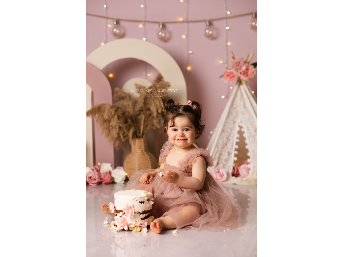 Fond photo bébé et smash cake La Boheme – arches bohème roses avec tipi et pampa | Colors&Drops