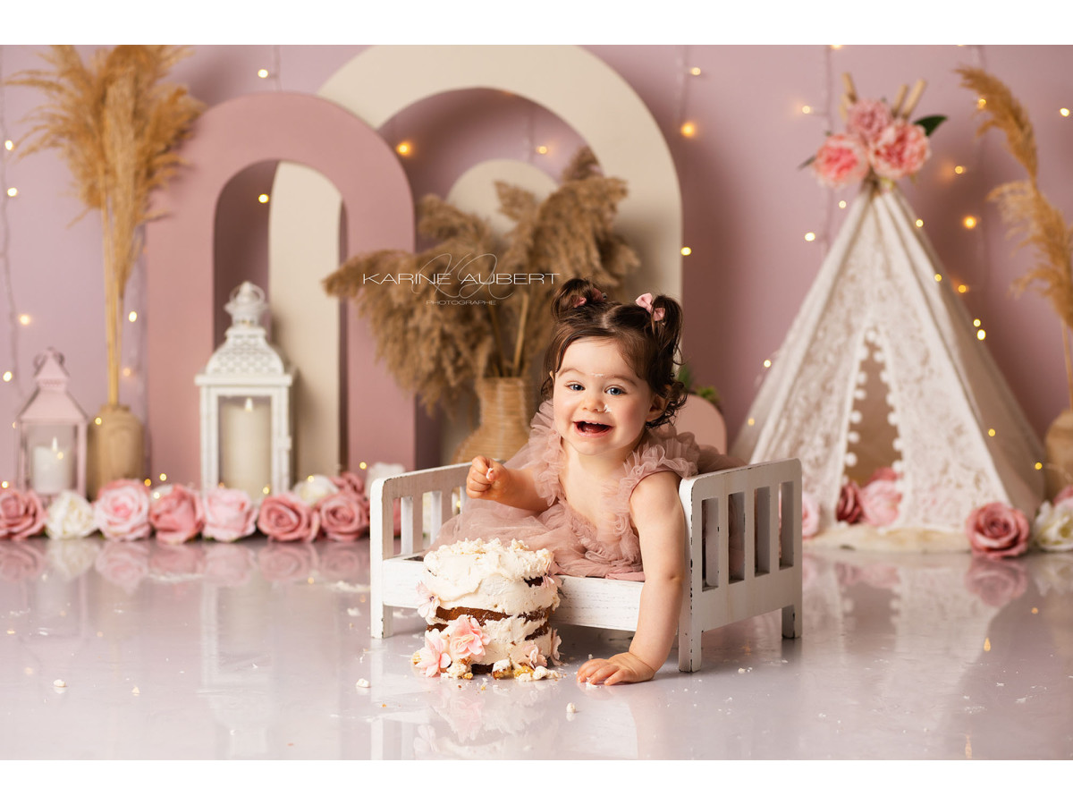Fondo fotográfico de bebé y smash cake La Boheme – arcos bohemios rosas con tipi y pampas | Colors&Drops