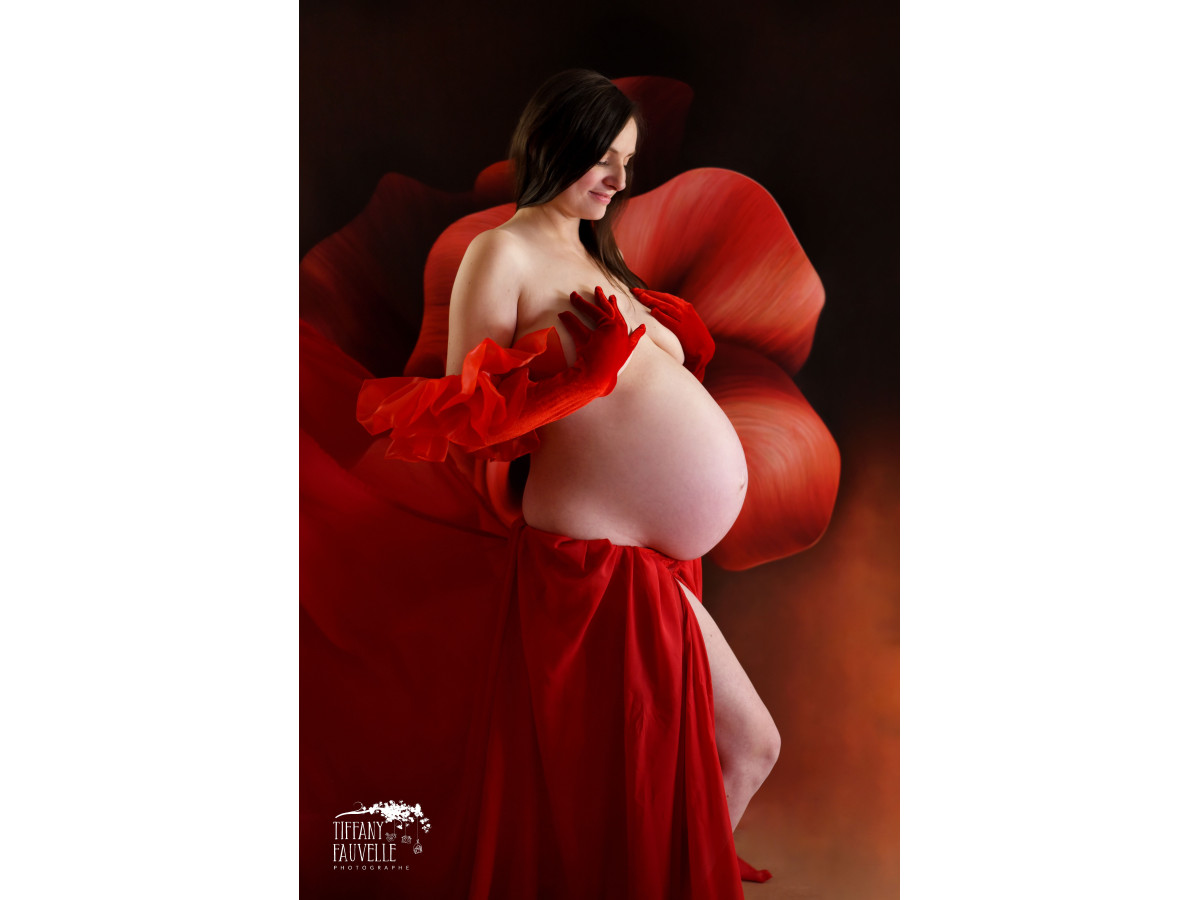 Fond photo grossesse et portrait Cokli – grande fleur rouge sur fond bordeaux | Colors&Drops