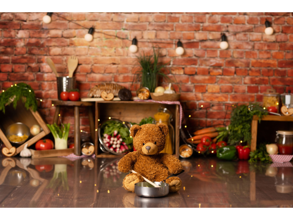 Fondo fotográfico de bebé y smash cake Chef Cuistot – cocina sobre pared de ladrillo con guirnalda de luces | Colors&Drops