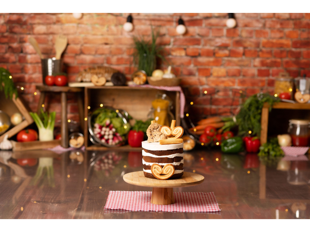Fondo fotográfico de bebé y smash cake Chef Cuistot – cocina sobre pared de ladrillo con guirnalda de luces | Colors&Drops