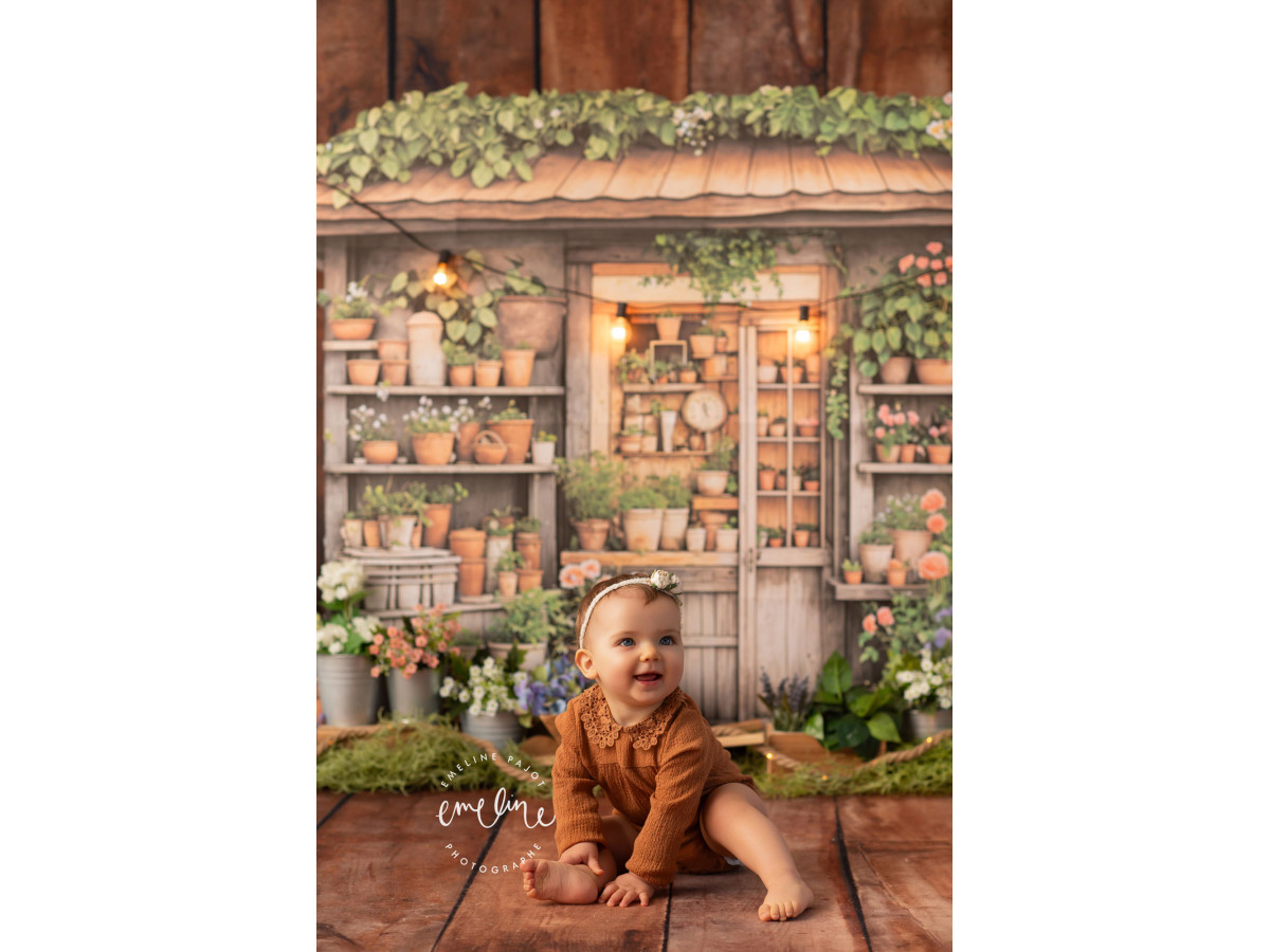 Baby & cake smash photo backdrop La Cabane du Jardinier – gardener's hut with flower pots and shelves | Colors&Drops
