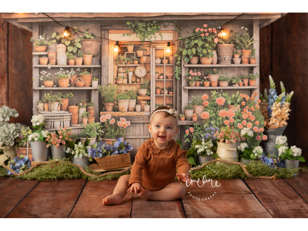 Baby & cake smash photo backdrop La Cabane du Jardinier – gardener's hut with flower pots and shelves | Colors&Drops