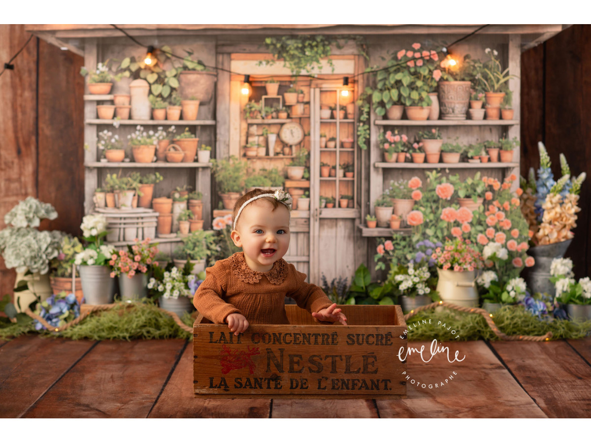 Fond photo bébé et smash cake La Cabane du Jardinier – cabane de jardinier avec pots de fleurs et étagères | Colors&Drops