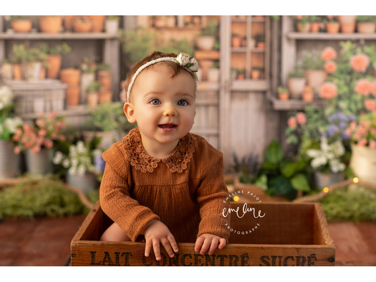 Fond photo bébé et smash cake La Cabane du Jardinier – cabane de jardinier avec pots de fleurs et étagères | Colors&Drops