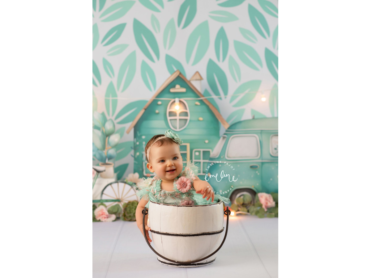 Fondo fotográfico de bebé y smash cake Suku – casa y furgoneta turquesa con bicicleta sobre fondo de hojas | Colors&Drops