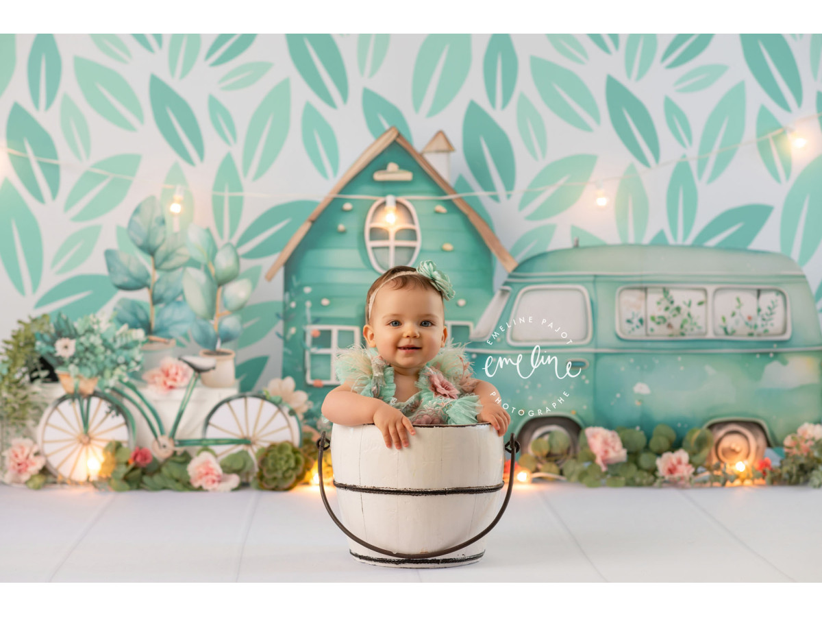 Fondo fotográfico de bebé y smash cake Suku – casa y furgoneta turquesa con bicicleta sobre fondo de hojas | Colors&Drops