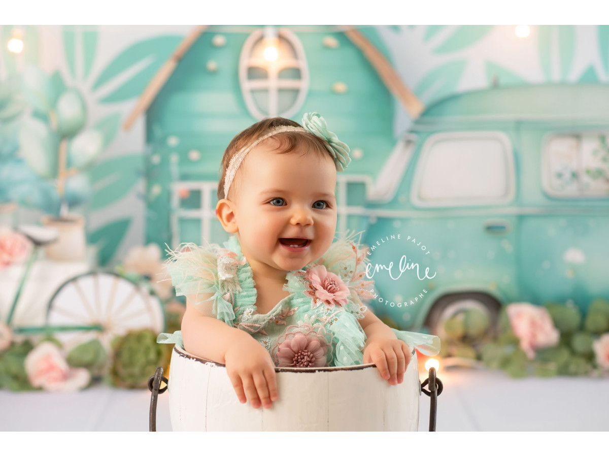 Fondo fotográfico de bebé y smash cake Suku – casa y furgoneta turquesa con bicicleta sobre fondo de hojas | Colors&Drops