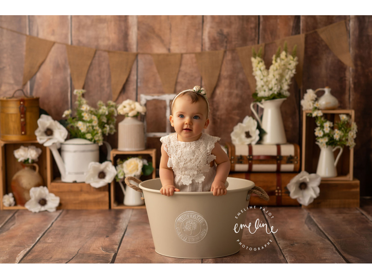 Fondo fotográfico de bebé y smash cake Celestina – pared de madera con cajas, flores blancas y ventana | Colors&Drops
