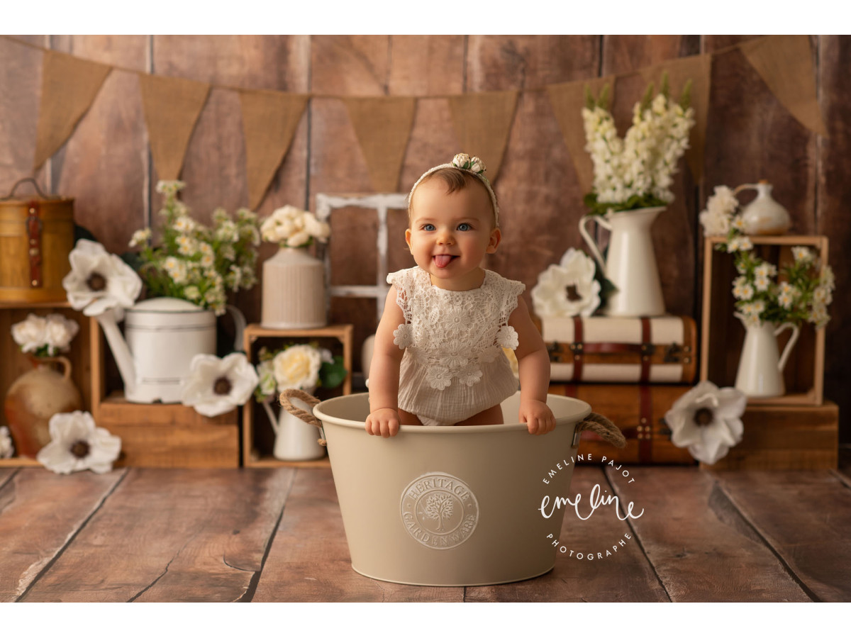 Fondo fotográfico de bebé y smash cake Celestina – pared de madera con cajas, flores blancas y ventana | Colors&Drops