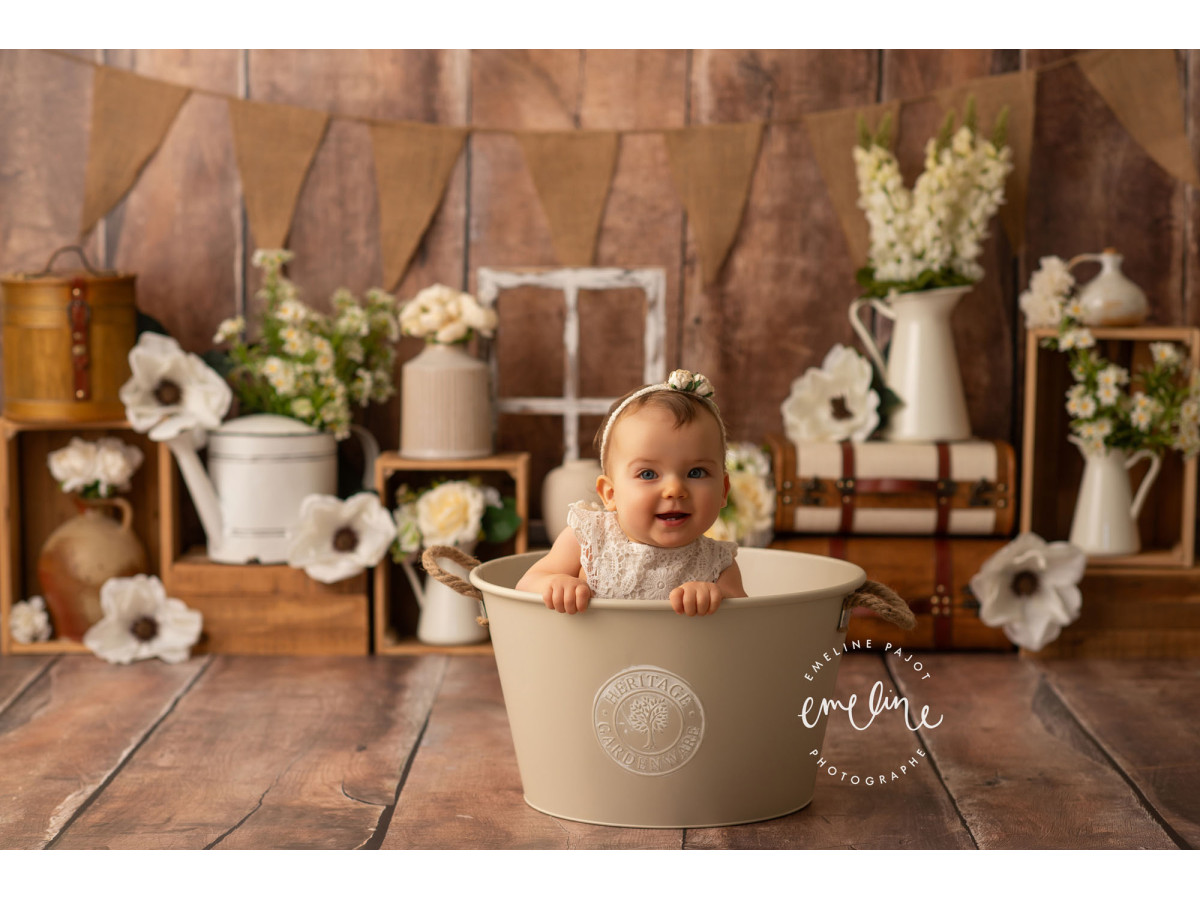 Fondo fotográfico de bebé y smash cake Celestina – pared de madera con cajas, flores blancas y ventana | Colors&Drops