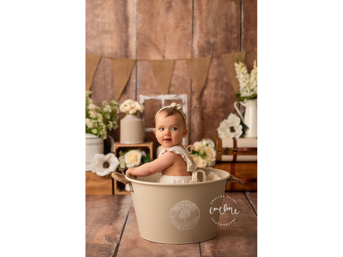 Fondo fotográfico de bebé y smash cake Celestina – pared de madera con cajas, flores blancas y ventana | Colors&Drops